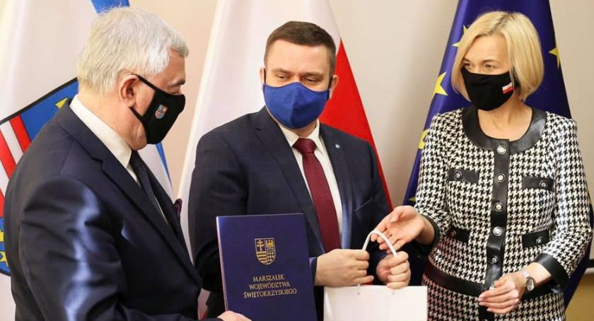 Zdjęcie: Przekazanie pulsoksymetrów dla instytucji sprawujących opiekę nad osobami starszymi. Na zdjęciu (od lewej): marszałek Andrzej Bętkowski, dyrektor DPS im. Jana Pawła II w Kielcach Piotr Chałupka i wicemarszałek Renata Janik