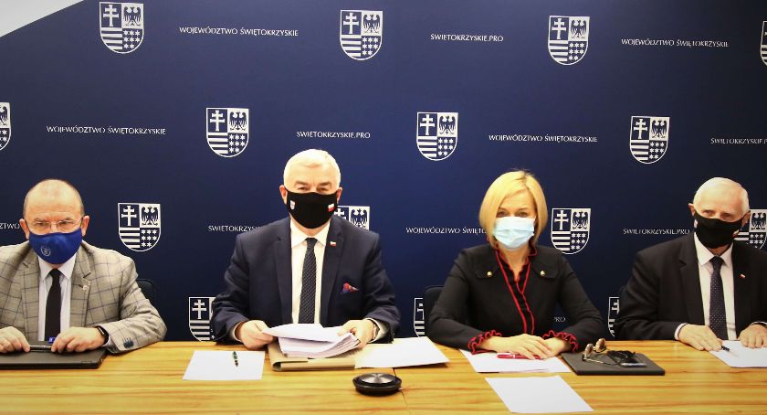 Zdjęcie: Przygotowanie projektu „Stop wirusowi!” wymagało bardzo intensywnych prac związanych ze zmianami programowymi, konsultacjami z rządem oraz Komisją Europejską, co pozwoliło Zarządowi Województwa Świętokrzyskiego na przesunięcie funduszy unijnych i dalsze realne wsparcie mieszkańców regionu w