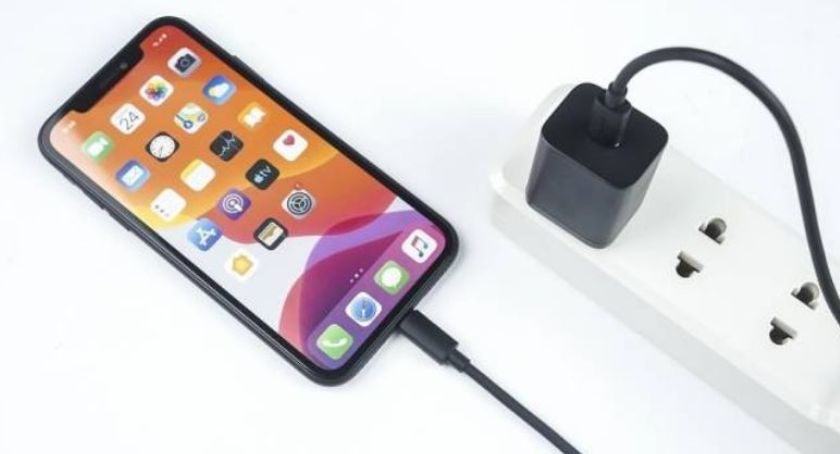 Naładowany telefon należy odłączyć a ładowarkę wyjąć z kontaktu 