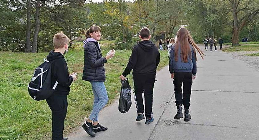 6 października uczniowie trzech klas siódmych ze Szkoły Podstawowej nr 11 w Starachowicach wzięli udział w akcji Sprzątanie Świata