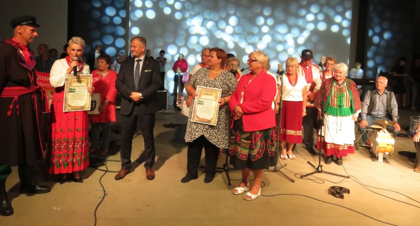 W festiwalu uczestniczyły KGW Kierzanki oraz KGW Skarżysko Kościelne i zespół pieśni Romano 