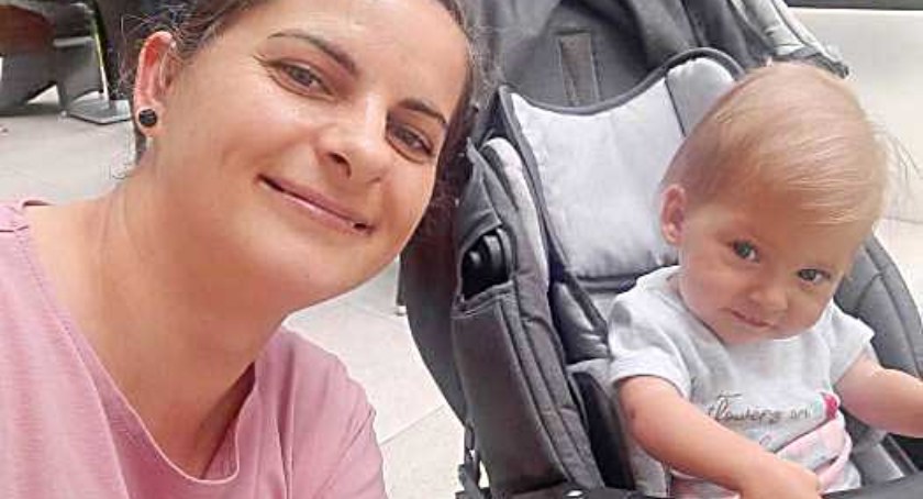Na zdjęciu Lenka z mamą