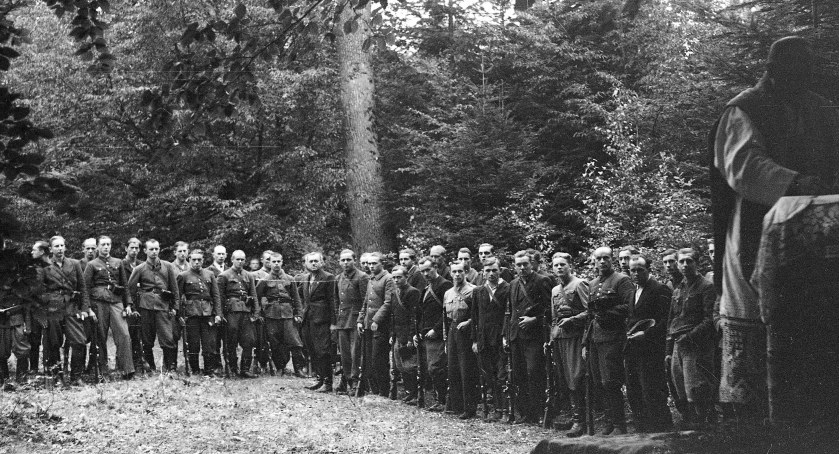 Zdjęcie: Msza św. na Wykusie 12 września 1943 r., celebruje 