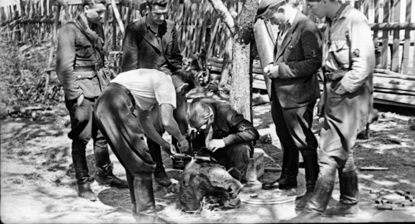 Zdjęcie: Partyzanci Spec-grupy, jak nazywano wówczas specjalistów od montażu pistoletów maszynowych KIS. Fot. Feliks Konderko 