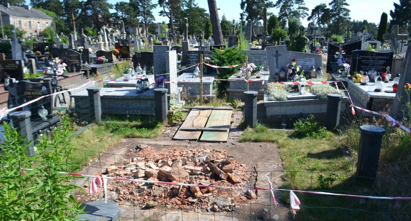 Zdjęcie: Żeliwny pomnik z grobu rodziny Witwickich już został rozebrany, jest w trakcie renowacji
