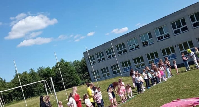 Jak zapewnia wójt gm. Łączna po likwidacji szkoły budynek w Zaleziance nie zostanie sprzedany, ale co do planów zagospodarowania jeszcze za wcześnie, by mówić. Zdjęcie.