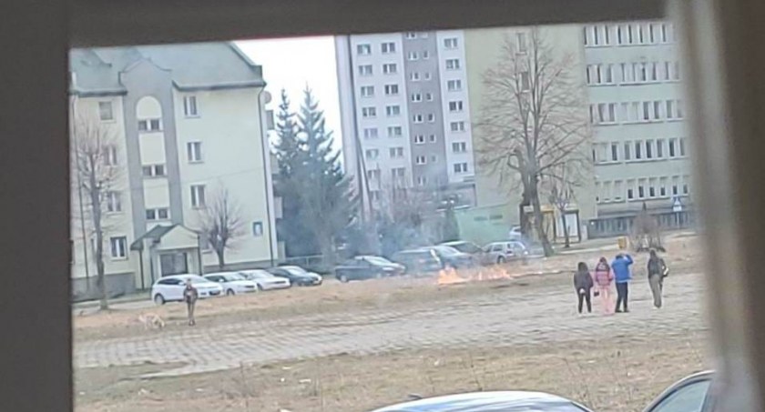 Zdjęcie przedstawia podpalone trawy w centrum Skarżyska-Kamiennej! Opublikowali je strażacy z FB profilu Skarżysko998. 