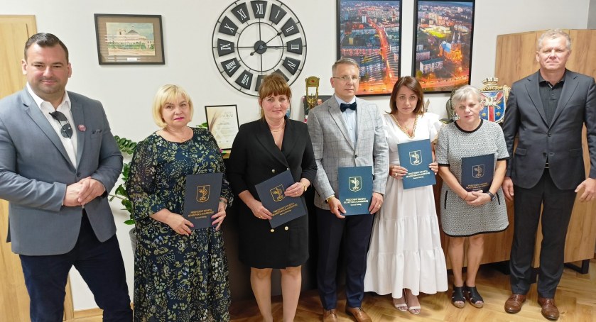 Na zdjęciu: nowi dyrektorzy skarżyskich placówek oświatowyc w towarzystwie prezedentów Skarżyska