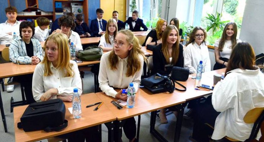 Na zdjęciu: ósmoklasiści z powiatu skarżyskiego znają już swoje wyniki egzaminów
