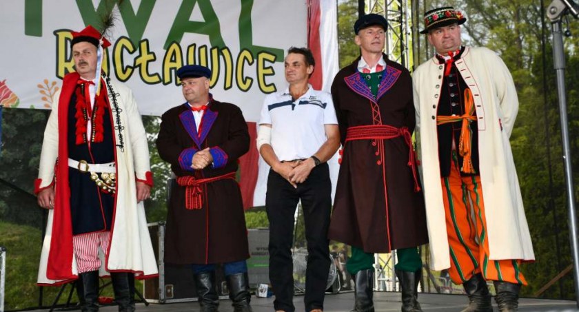 Szymon Płusa (drugi z prawej), reprezentant KGW Skarżysko – Kościelne zajął zaszczytne II miejsce 