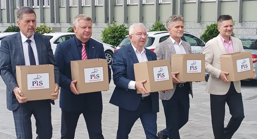 Na zdjęciu: tuż przed rejestracją list do sejmu i senatu. Fot. FB K. Lipiec