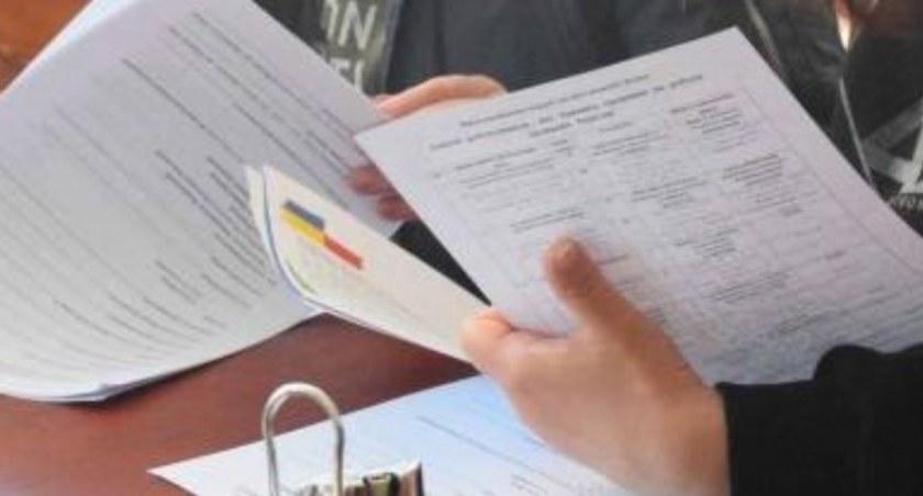 Na zdjęciu: bezrobotni i szukający nowej pracy sprawdzają oferty skarżyskiego PUP