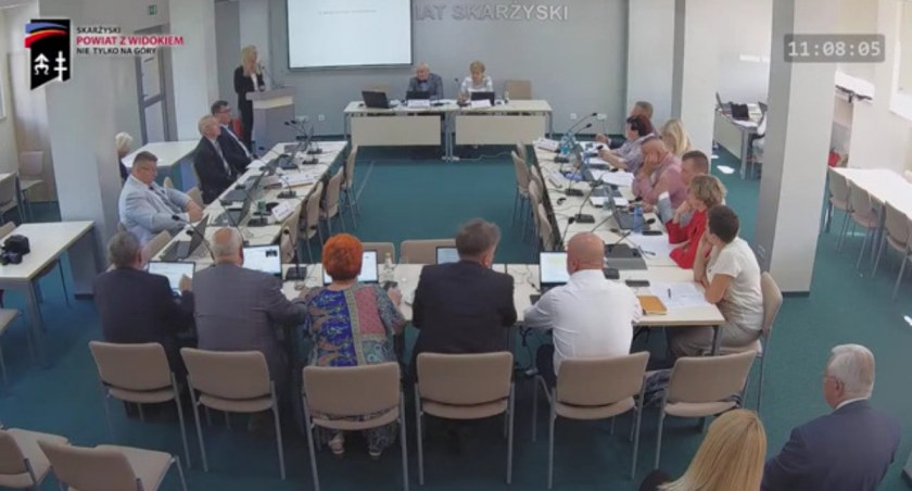 Na zdjęciu: o swoich problemach na sesji Rady Powiatu Skarżyskiego mówiły Amazonki. Fot. Powiat skażyski