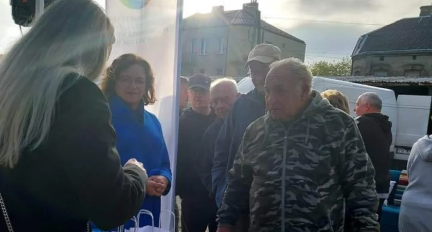 Fot. Agata Wojtyszek/Twitter. Mieszkańcy miasta otrzymali czujniki czadu od WFOŚiGW.