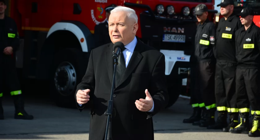 Zdjęcie: Jarosław Kaczyński przemawia do zebranych na placu OSP 