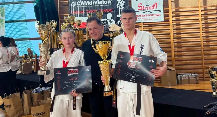 Zdjęcie: SKSW Skarżysko. Od lewej Wiktoria Aleksandorwicz, sensei Zbigniew Zaborski, Szymon Zych 
