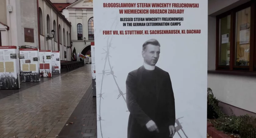 Zdjęcie: Jakub Miernik. Wystawa przy Sanktuarium Matki Bożej Ostrobramskiej w Skarżysku-Kamiennej