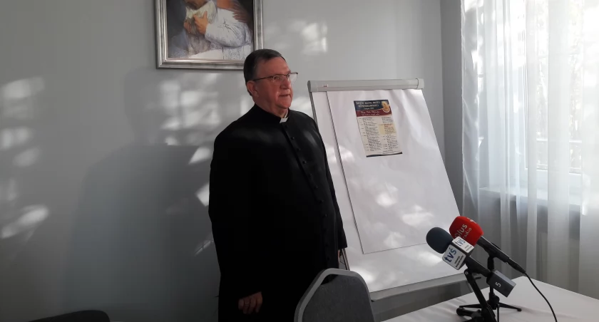Zdjęcie: Jakub Miernik. Ks. Jerzy Karbownik na konferencji przed mszą w intencji mediów