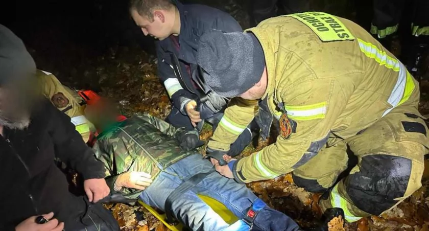 Zdjęcie. 79-letni grzybiarz został znaleziony w lesie około 22.30