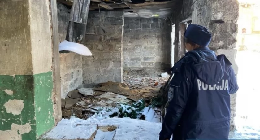 Policjanci ze skarżyskiej KPP regularnie sprawdzają miejsca, w których mogą znajdować się osoby bezdomne 