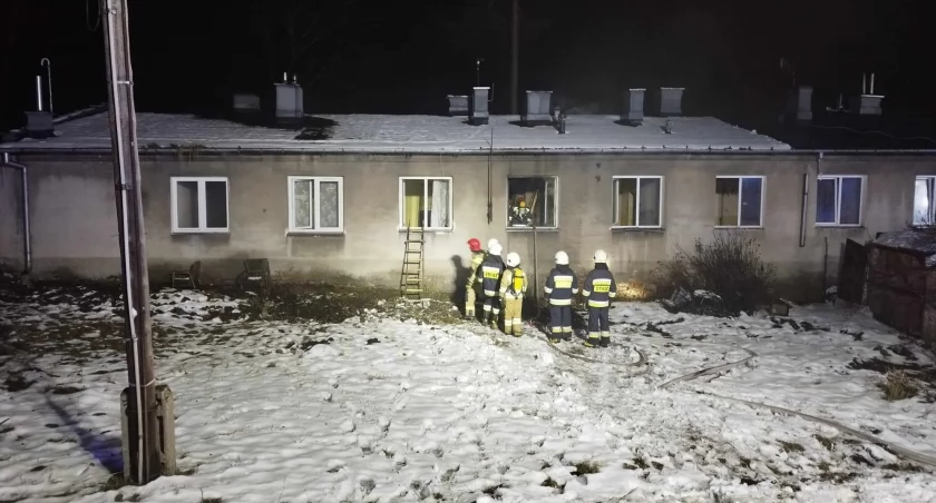 Działania strażaków polegały na podawaniu dwóch prądów wody do palącego się budynku