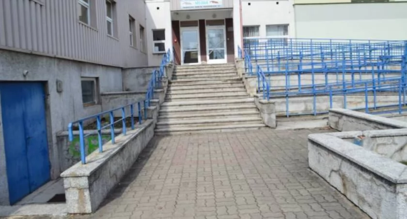 Na zdjęciu: skarżyska kryta pływalnia czeka na remont