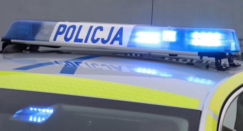  Ok. godz. 19 na drodze ekspresowej 50-letni pracownik służby drogowej, który wykonywał czynności na drodze w związku z innym wcześniej zdarzeniem, został potrącony przez 24-letniego kierującego mercedesem