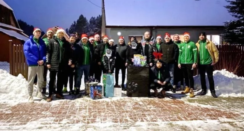 Zdjęcie. Ekipa Dzików Skarżysko z prezentami u chłopca i jego babci 