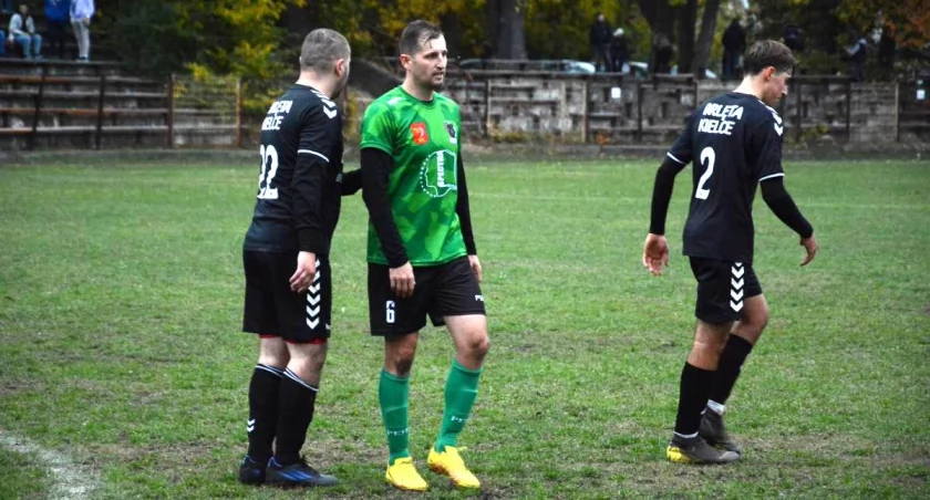 Zdjęcie. Maciej Kwaśniewski (w zielonej koszulce) 