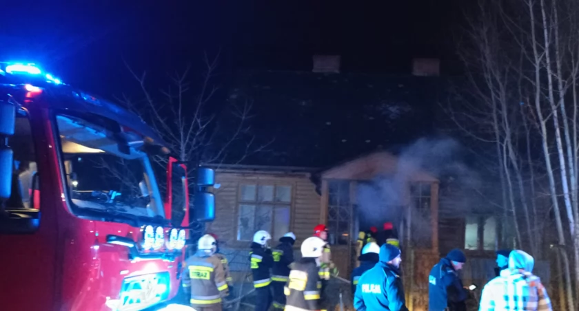 Równocześnie z działaniami gaśniczymi sprawdzono budynek i teren wokół budynku pod kątem obecności osób postronnych