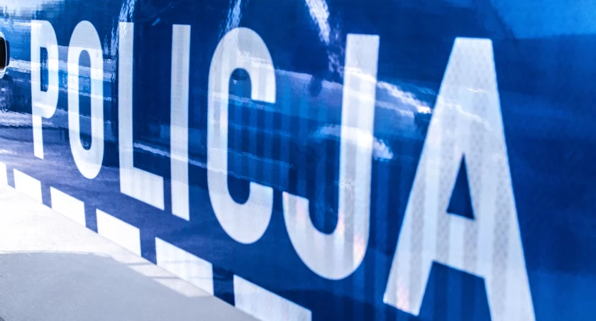 Krótko po rozmowie telefonicznej pokrzywdzona ponownie otrzymała telefon, informujący ją o tym, że odbiorca należności czeka przed jej blokiem