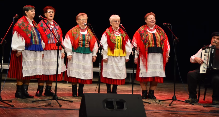 Zdjęcie. Na scenie zespół Sobótka z gminy Bliżyn