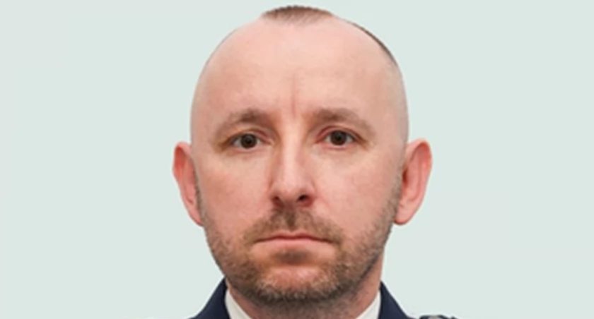 Mł.insp. Wojciech Król jest absolwentem Politechniki Świętokrzyskiej w Kielcach oraz Wyższej Szkoły Policji w Szczytnie. Służbę rozpoczął na początku 1995 r. w Komendzie Rejonowej Policji III Warszawie 
