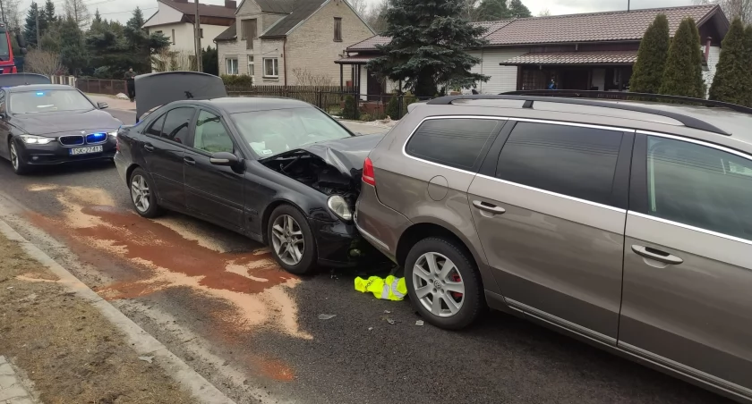 Na miejscu okazało się, że kierowca mercedesa, mieszkaniec powiatu kieleckiego, był kompletnie pijany. Miał 3,5 promila