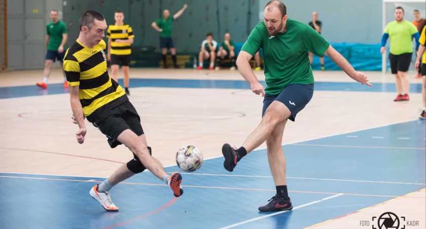 W hali sportoej MCIR w Skarżysku rozegrano 6. kolejkę spotkań Halowej Amatorskiej Ligi Piłki Nożnej. Fot. Dariusz Ocias 