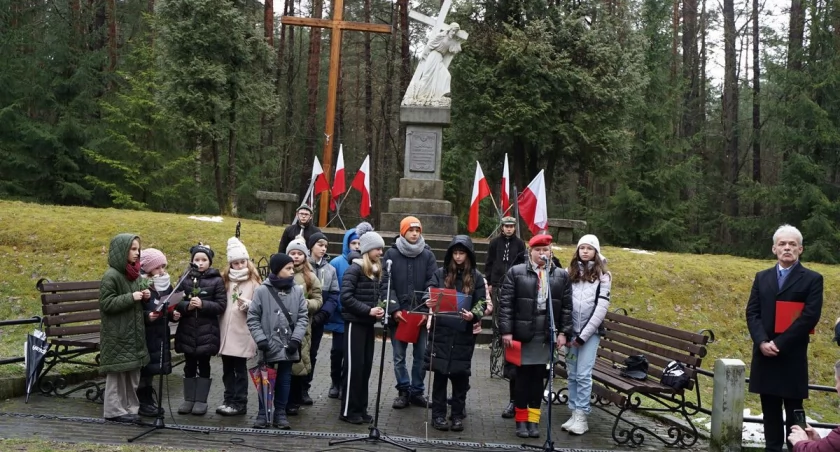 Młodzież ze Szkoły Podstawowej nr 2 im. Orła Białego zaprezentowała  krótki program artystyczny.