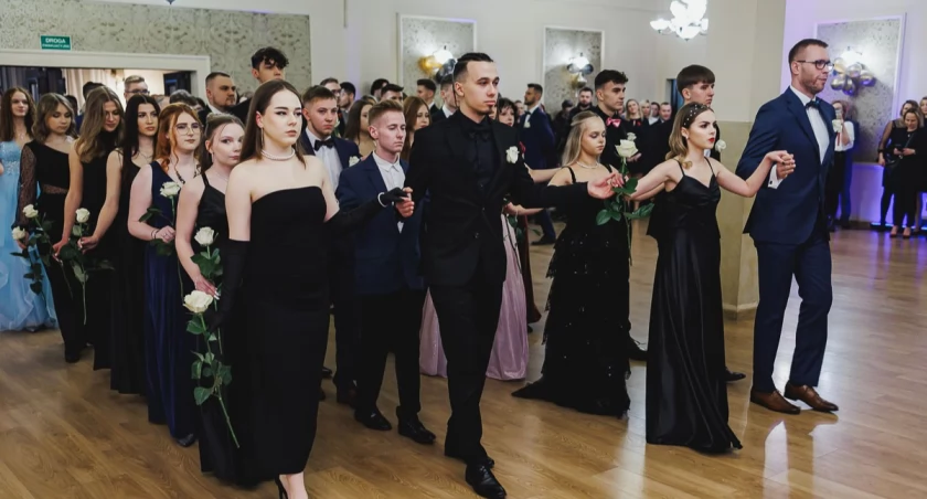 W Hotelu Promień w Skarżysku-Kamiennej odbyła się studniówka uczniów II Liceum Ogólnokształcącego