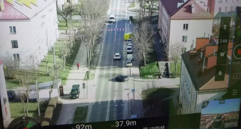 Policjanci skorzystali z nowoczesnych środków, w tym drona, aby monitorować sytuację na drogach i reagować na potencjalne zagrożenia