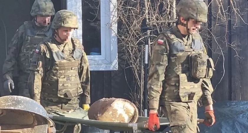 Po potwierdzeniu obecności niewybuchu, funkcjonariusze wezwali na miejsce żołnierzy patrolu rozminowania saperskiego z kieleckiego Centrum Przygotowań do Misji Zagranicznych