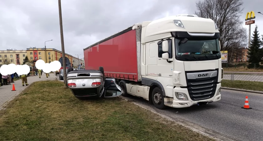 W wyniku zderzenia aut ruch na ul. Piłsudskiego w kierunku ul. Żeromskiego został znacznie utrudniony, a jeden pas jezdni został zablokowany