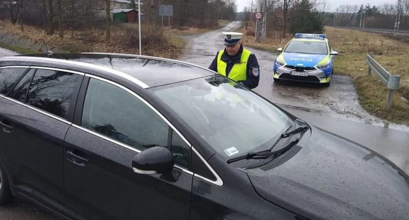 Działania podejmowane przez służby mundurowe oraz kolejarzy mają na celu nie tylko egzekwowanie przepisów, lecz również edukację społeczeństwa w duchu odpowiedzialności i rozsądku na drodze