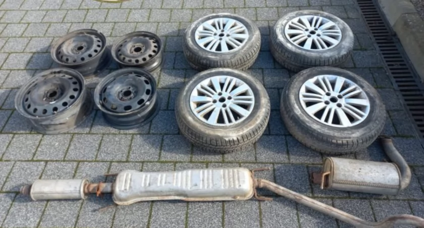 54-latek stanął przed wymiarem sprawiedliwości, gdzie usłyszał zarzut kradzieży z włamaniem, popełnionej w warunkach tzw. multirecydywy. 