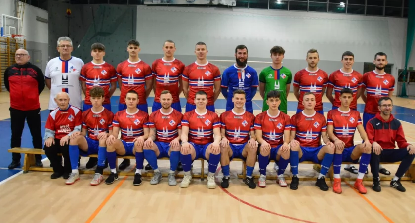 Stoją od lewej: Bolesław Strzemiński (trener), Andrzej Jedlikowski (kierownik drużyny), Wiktor Grzebała, Kacper Goździk, Bartłomiej Papros, Błażej Miller Błażej, Piotr Prasek, Miłosz Bodo, Karol Stępnik, Mateusz Górecki, Dawid Tutaj Siedzą, od lewej: Zenan Zep, Kacper Drzazga, Wiktor Bartoszek, Karol Dudzik, Nikodem Łoskot , Bartłomiej Książek, Daniel Jaromin, Bartosz Woźniak, Szymon Kilianek, Piotr Dejworek (dyrektor sportowy klubu). 
