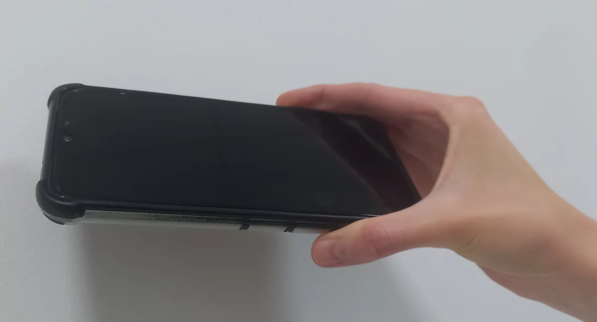 Znaleziono telefon komórkowy. Zdjęcie ilustracyjne