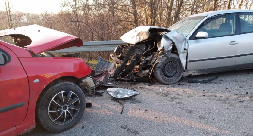W wyniku kolizji do szpitala zabrano obie kierujące pojazdami oraz dwie pasażerki volkswagena: 32-latkę i 12-letnią dziewczynkę