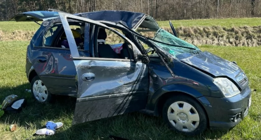 W pewnym momencie kobieta straciła panowanie nad kierowanym przez siebie autem