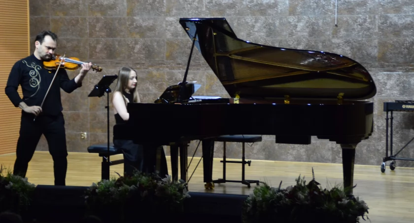 Na scenie wystąpili znakomici polscy artyści: pianistka Aleksandra Świgut oraz Janusz Wawrowski, który zagrał na skrzypcach Antonio Stradivariego z 1685 roku