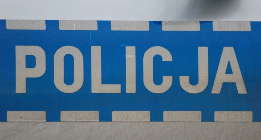 Mimo poleceń wydawanych przez policjantów, mężczyzna nie chciał poddać się badaniu