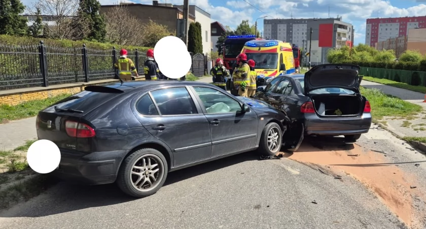 Przybyły na miejsce akcji zespół ratownictwa medycznego zabrał kierujących do szpitala na dalsze badania