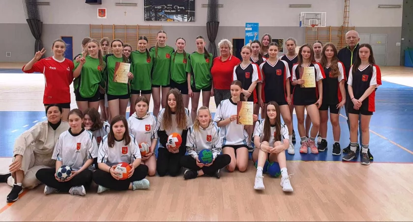 Inne Sporty, Chłopcy dziewczęta Trzynastki mistrzami Skarżyska szczypiorniaka - zdjęcie, fotografia